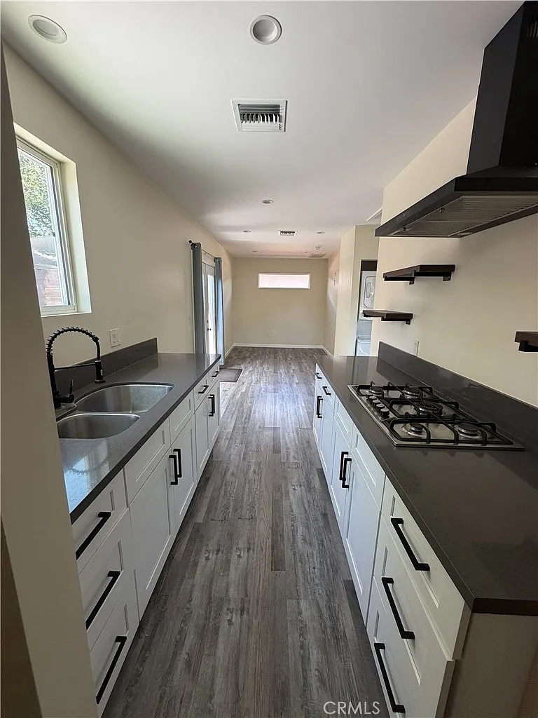 2 bed, 650 sqft, $2,700 — Photo 4