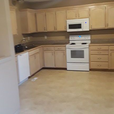 2nd image of 700-704 SE Southbrooke Ct