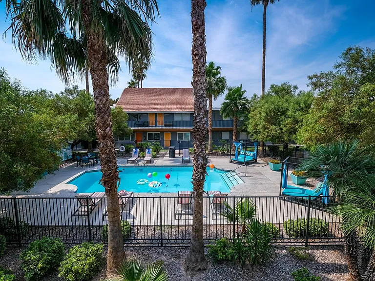 Fifteen 50 Apartments - Pool