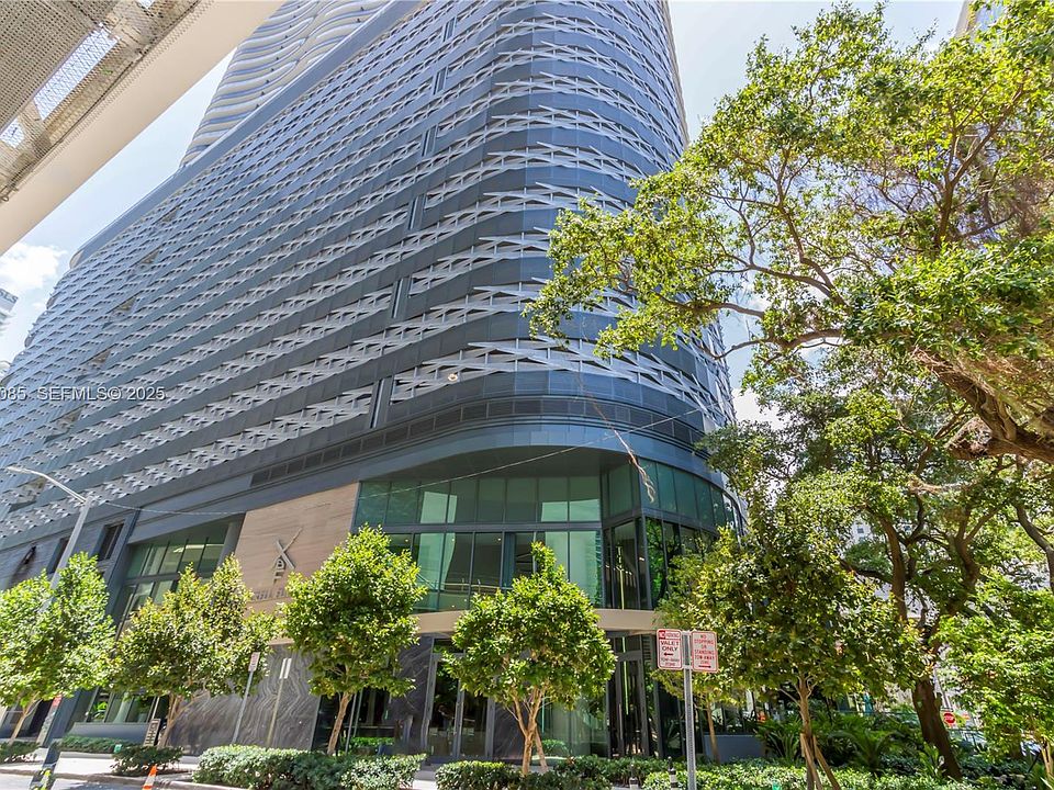 1st image of 1000 Brickell Plz #2444