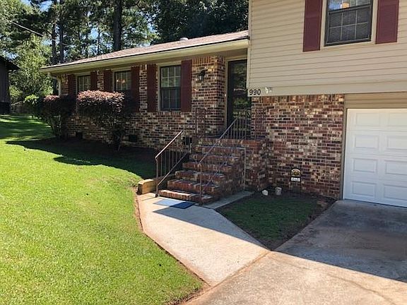 3rd image of 990 Woodbridge Way NE