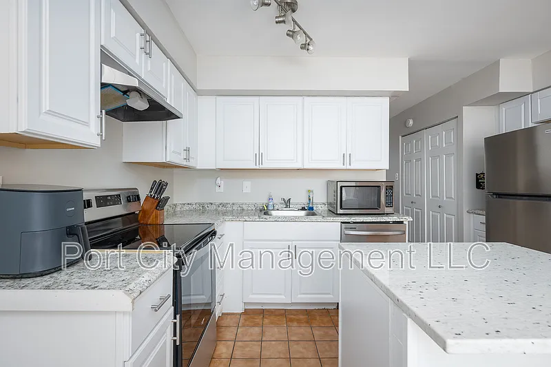 3 bed, 3.5 bath, 1814 sqft, $2,450 — Photo 2