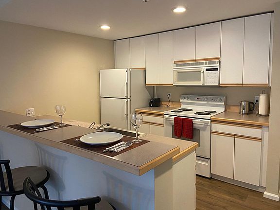 Kitchen with breakfast bar