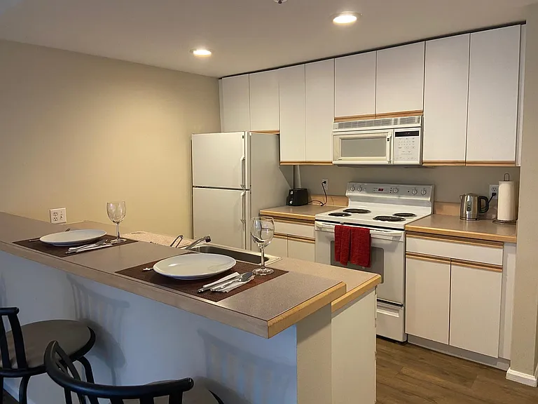 Kitchen with breakfast bar