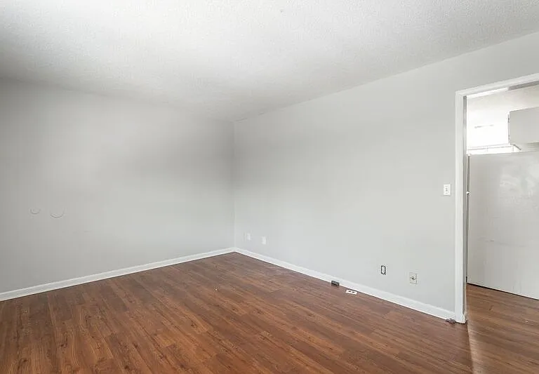 2414 Lyndon Ave — Photo 6