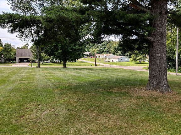 Side Yard 3/4 Acre Lot