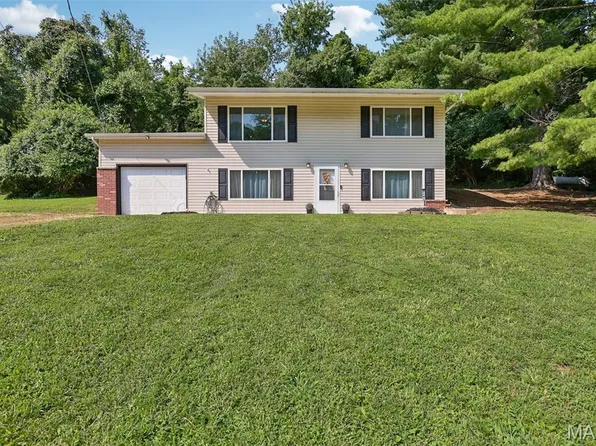 2101 Linnus Dr, High Ridge, MO 63049