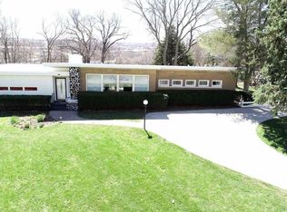 1809 Glendale Rd, Clinton, IA 52732
