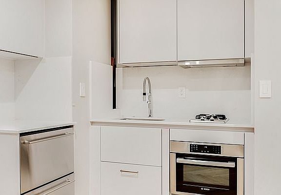 4th image of 225 W 23rd St APT 2Q
