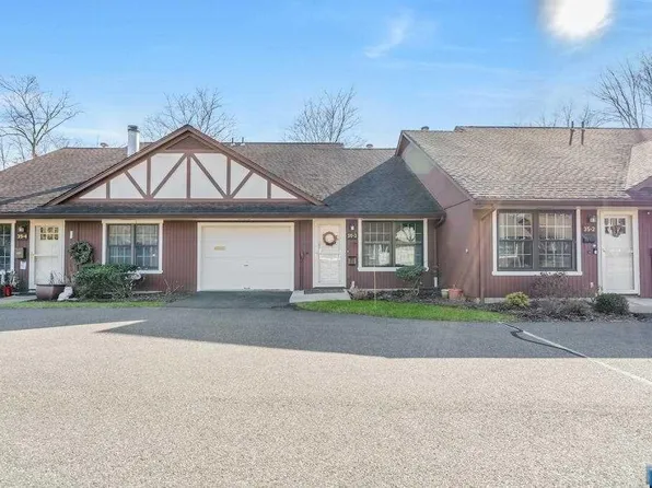 35-3 Tamaron Dr, Waldwick, NJ 07463