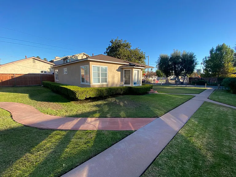 131 S Harvard Blvd — Photo 3