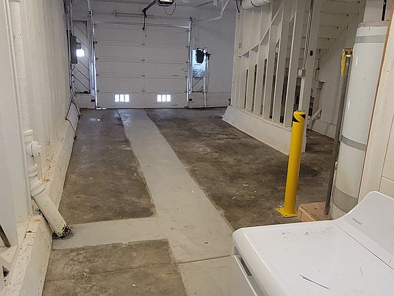 3rd image of 262 Mangels Ave