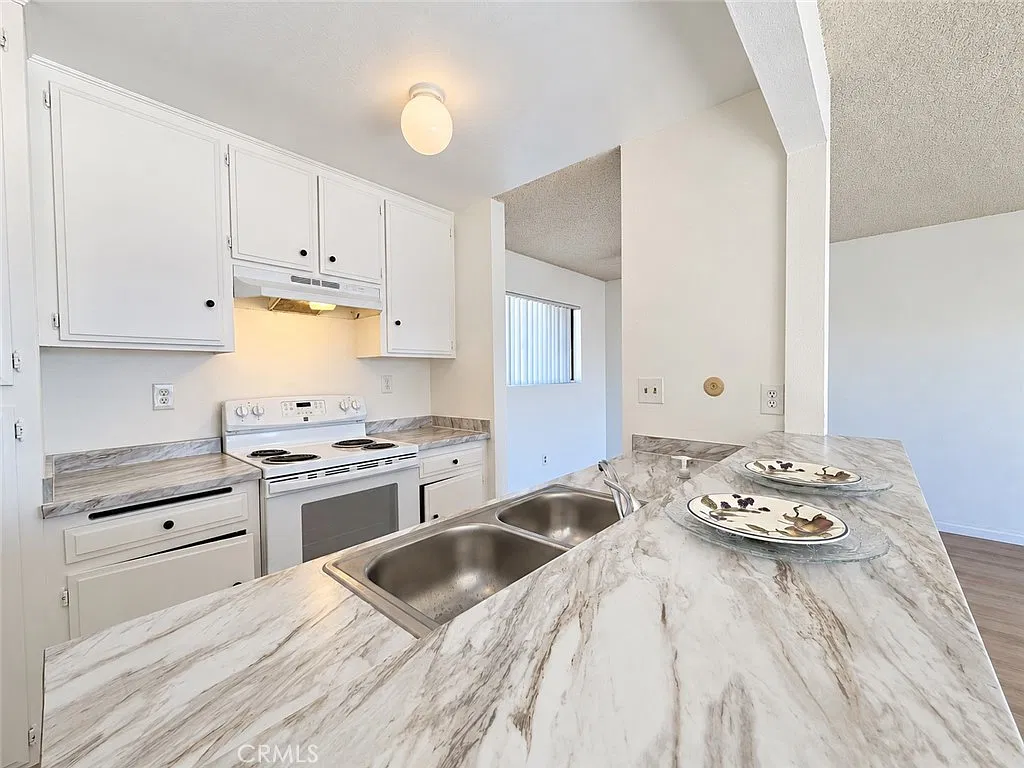 3 bed, 1100 sqft, $3,295 — Photo 3