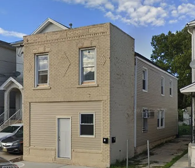 1029 E Grand St — Photo 1