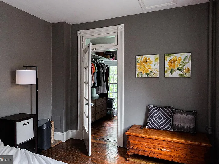 240 E Walnut St — Photo 16