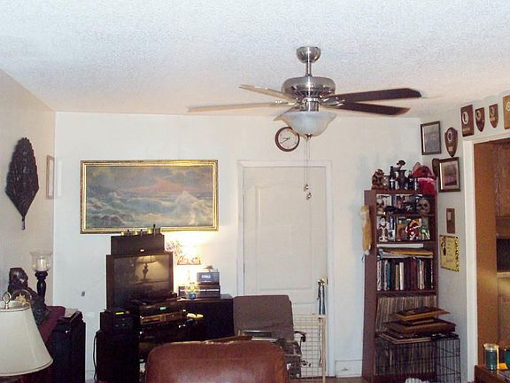4th image of 4532 Versailles Dr