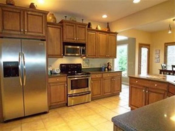 4th image of 875 Laurel Cir
