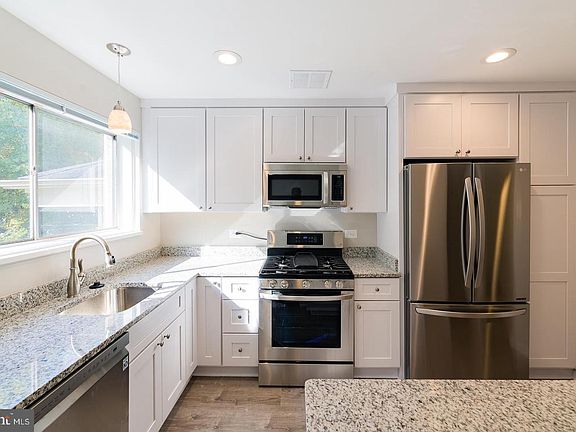 5th image of 10613 Kenilworth Ave APT 104