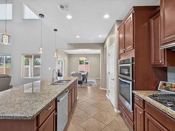 5th image of 625 Palo Alto Dr NE