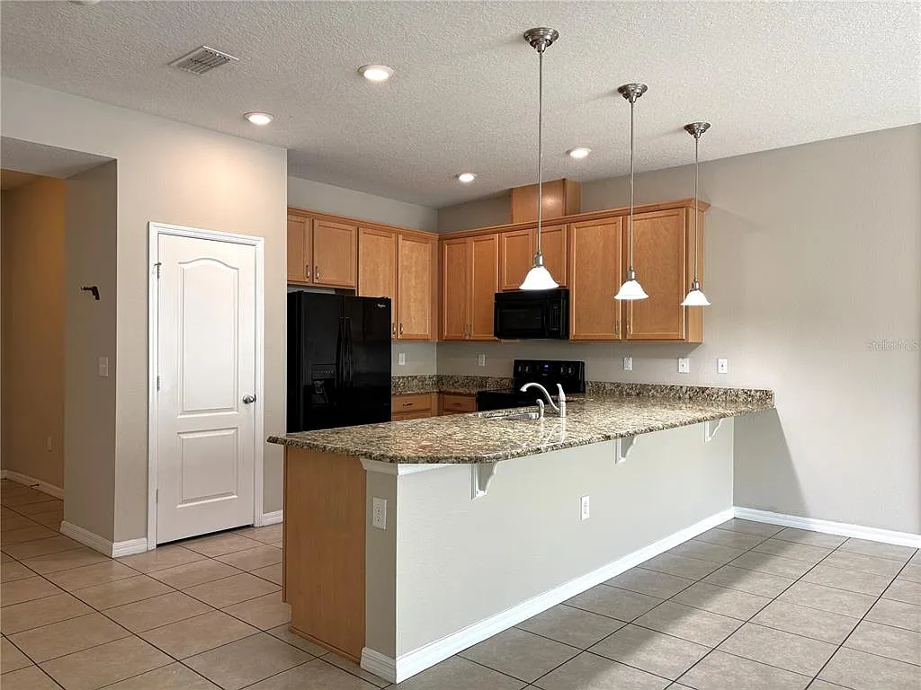 4 bed, 3.5 bath, 1649 sqft, $2,375 — Photo 4