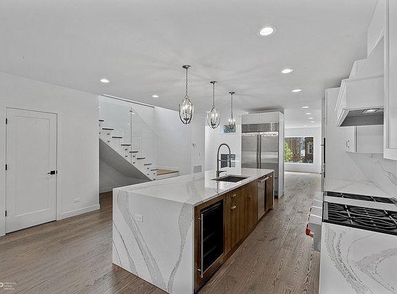 3rd image of 2636 W Carmen Ave