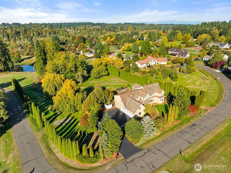 3rd image of 3725 Hollywood Drive NE