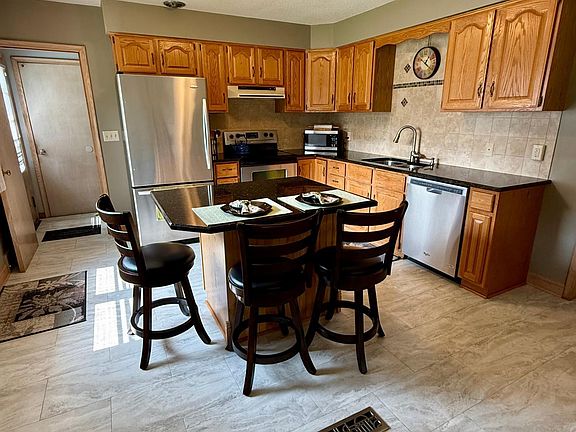 4th image of 815 Sandhurst Dr W