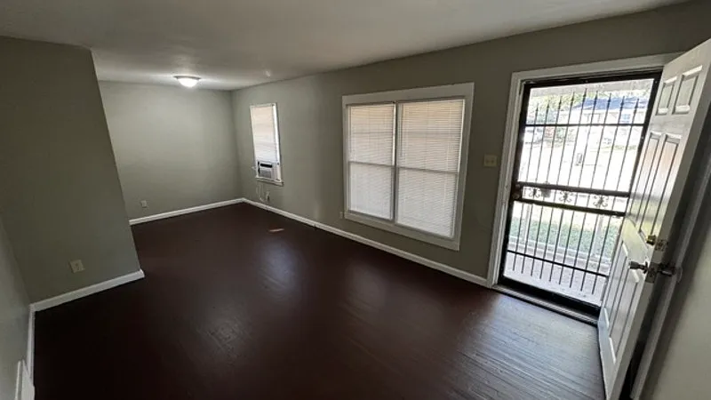 3 bed, 1.0 bath, 900 sqft, $895 — Photo 3