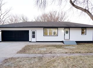825 Locust St, Waukee, IA 50263