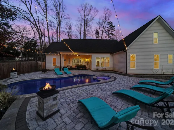 1409 Breezewood Dr, Charlotte, NC 28262