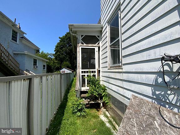 4th image of 49 Oak St