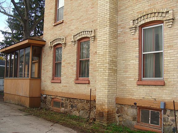 3rd image of 223 E Washington St