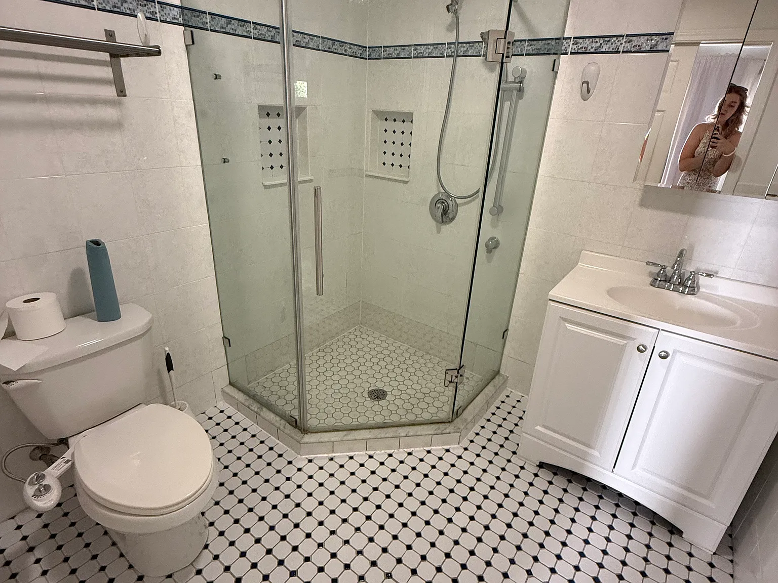 4 bed, 9999 sqft, $5,000 — Photo 4
