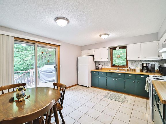 2nd image of 4654 Forest Hills Cir