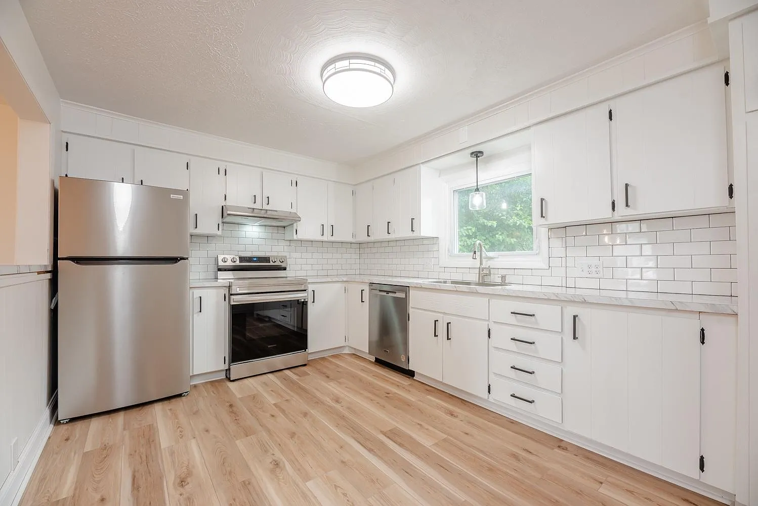 200 Cooper Rd — Photo 1