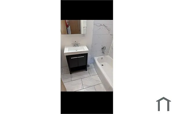 Building Photo - 10505 S Forest Ave #2