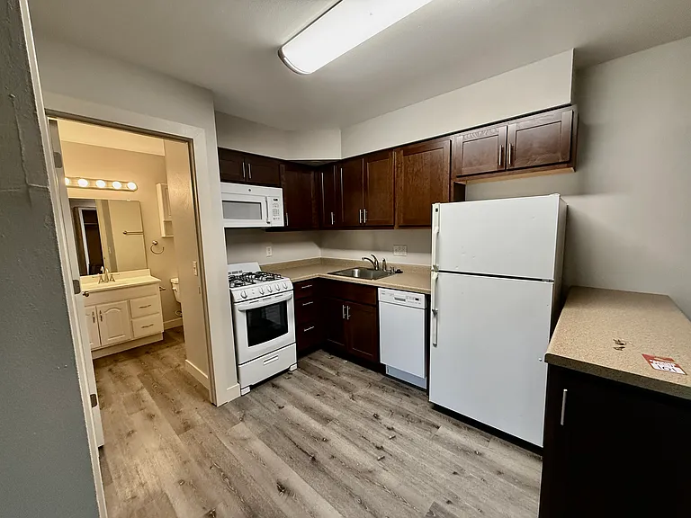 Middleton Commons — Photo 26