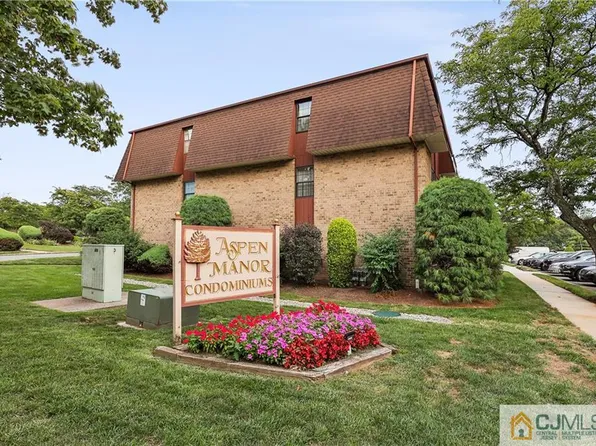 0-201C Sierra Ct #201, Woodbridge, NJ 07095