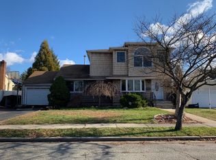 15 Crown St, Hicksville, NY 11801