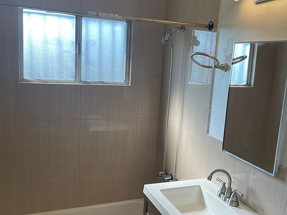 3rd image of 10623 S Budlong Ave #7