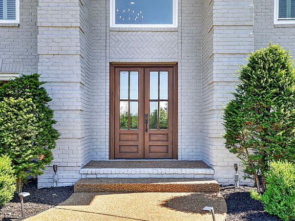 5th image of 209 Barrington Ct W