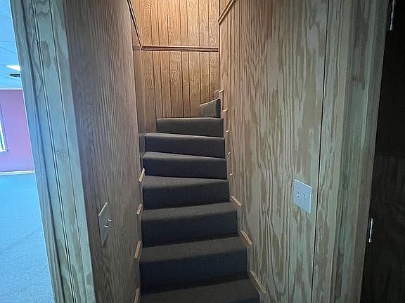 Stairwell to addt’l master