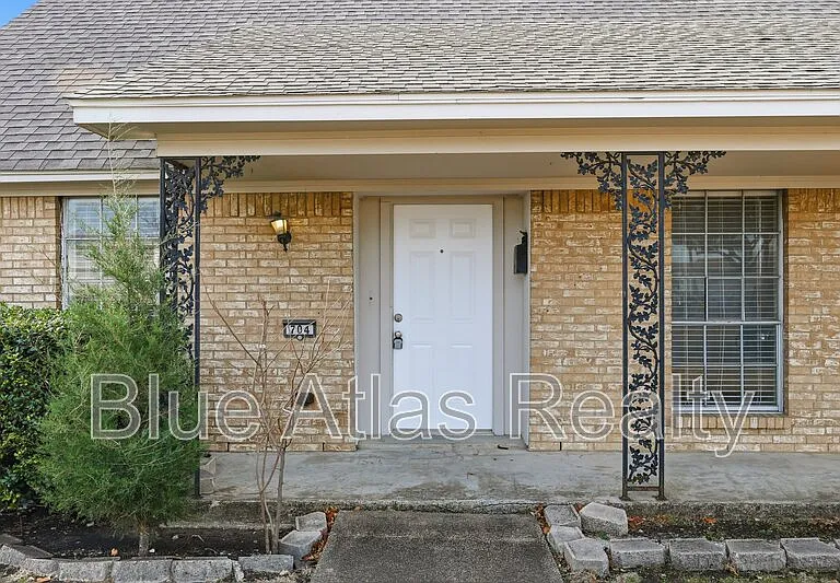 704 Skyline Dr — Photo 3
