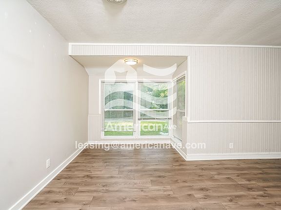 1366500_005_dining_room_13980779.jpg