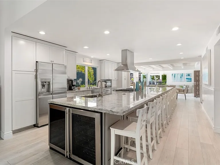 499 Nyes Pl — Photo 1