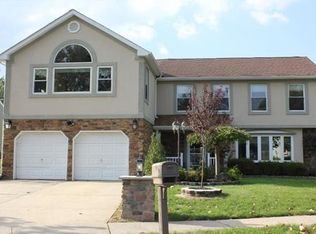 19 Boxwood Cir, Edison, NJ 08820