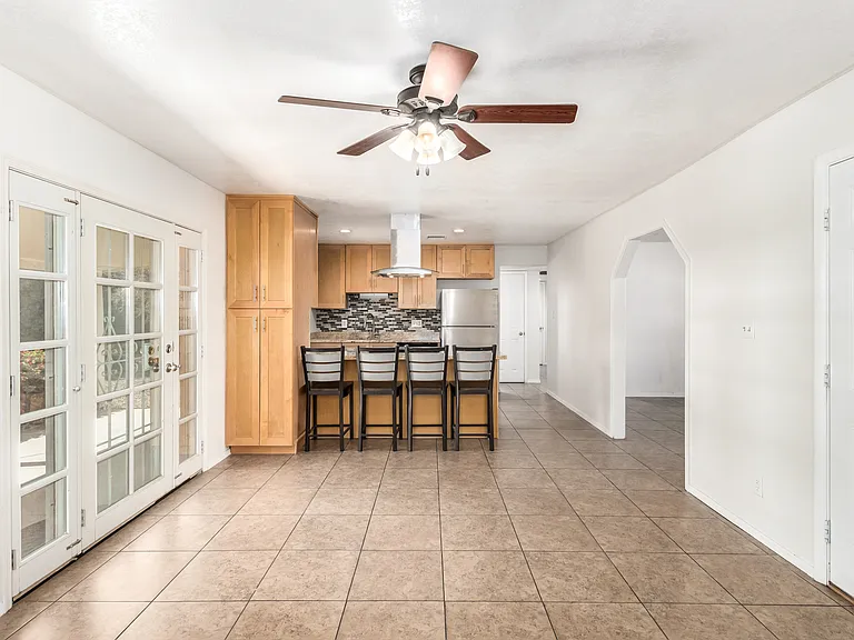 1037 E Campus Dr — Photo 4