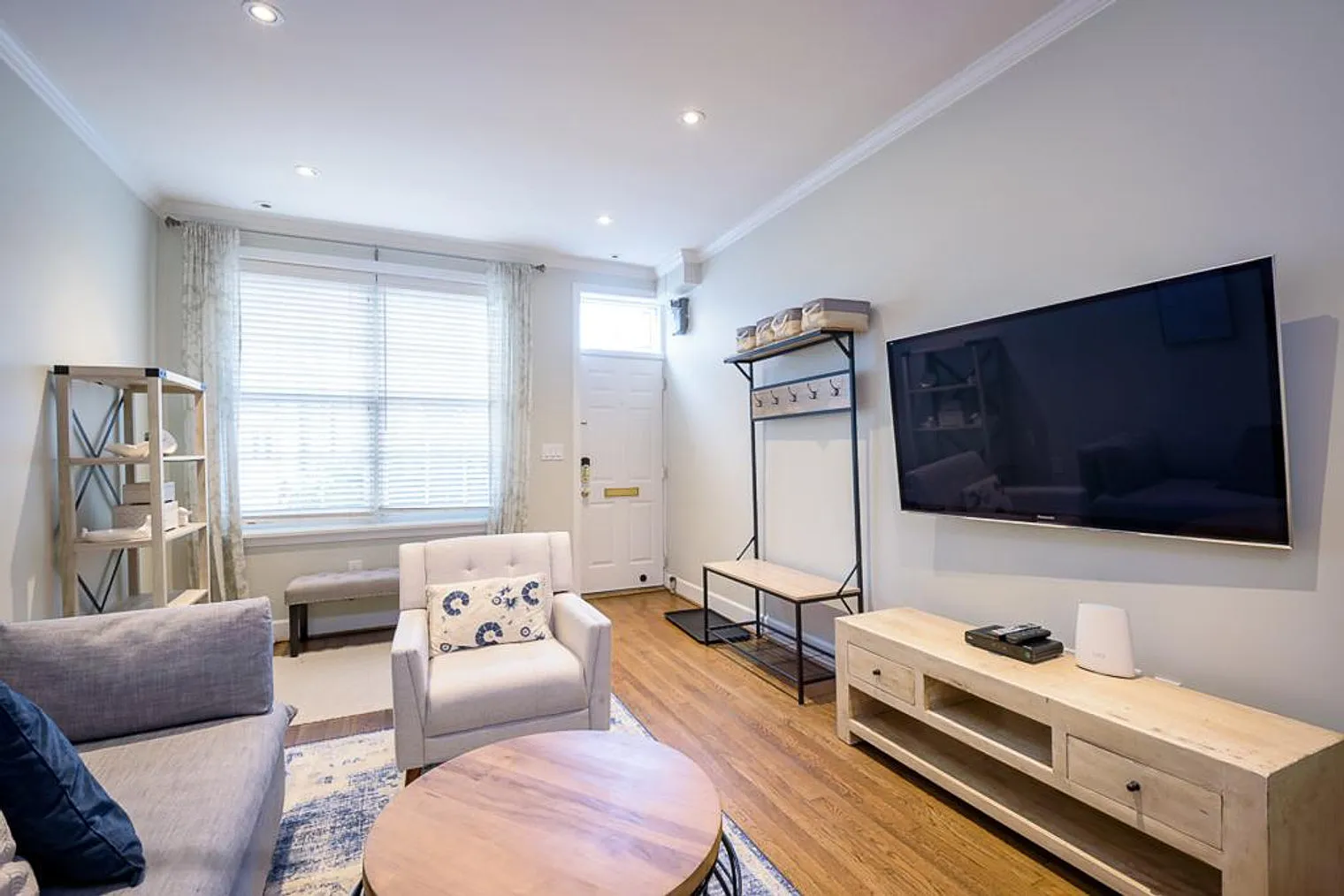 2 bed, 1.0 bath, 12593 sqft, $6,580 — Photo 3