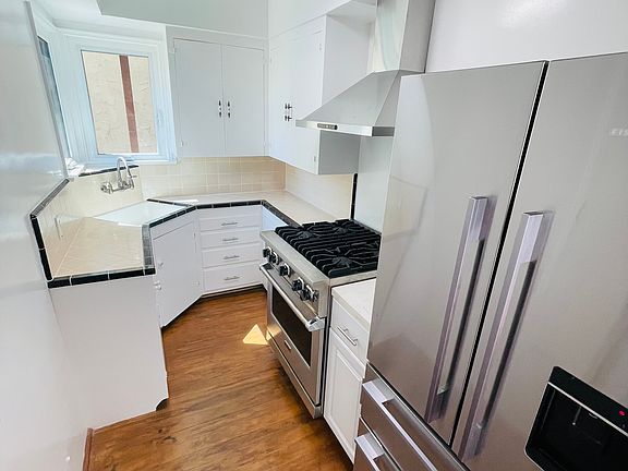 4th image of 2456 Beverley Ave APT C