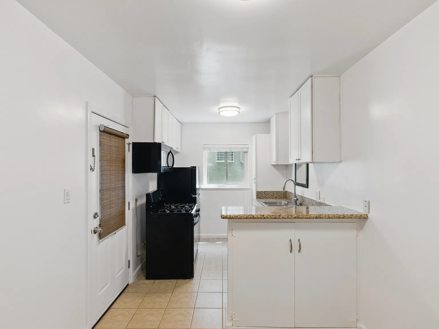 5804 Whitsett Ave — Photo 3